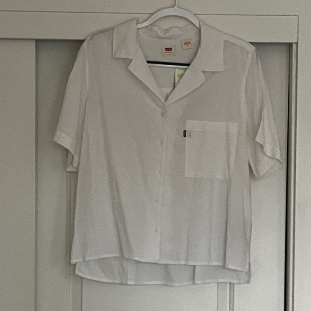 White Short Sleeve Levi’s Button-Up Shirt